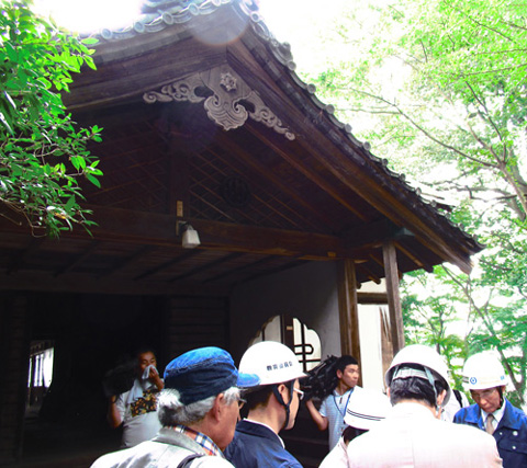 外部検討委員会の皆さんが「勝画楼」を視察（7月4日・塩竈神社敷地内）の画像１