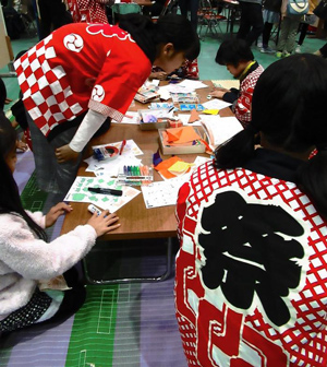 浦戸小中学校のコーナーで来場した皆さんと交流する一コマの画像