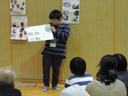 緊張しながら自由研究発表の画像