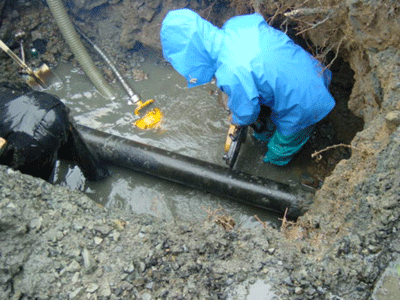 道路の中での漏水復旧の様子の画像