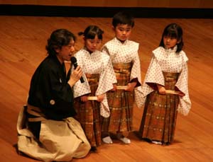 能楽舞台の写真。山中がしょうさんと三人の子ども