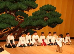 能楽舞台の写真。老松に挑む塩竈少年少女能楽団
