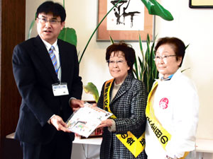 第二小学校鈴木校長先生と塩竈市交通安全母の会の方との贈呈式の写真