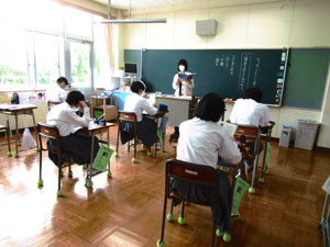 授業を受ける生徒の写真