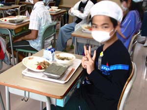 給食を食べる男子児童の写真2