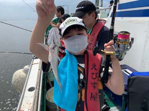 釣り上げた魚と男子児童の写真