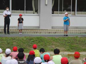 一学期頑張ったことを発表している男子児童の写真