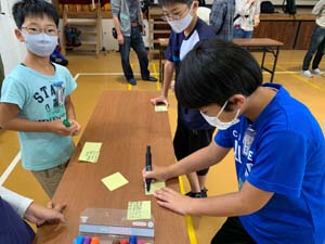 学習で気づいたことを書き留める男子児童の写真