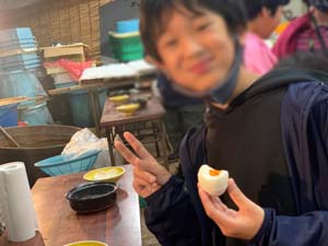 ゆで卵を食べている児童の写真