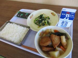 かまぼこを使用したおでんの給食の写真