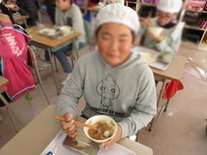 給食を食べる男子児童の写真