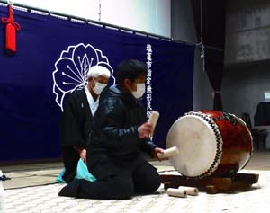 お囃子の楽器を体験する様子