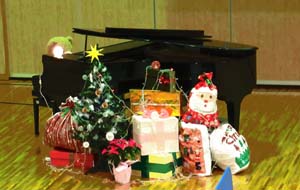 クリスマスの飾りつけをされたピアノの写真