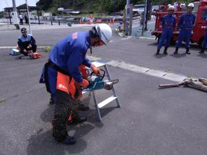 倒木切断を想定したチェーンソー取扱い訓練