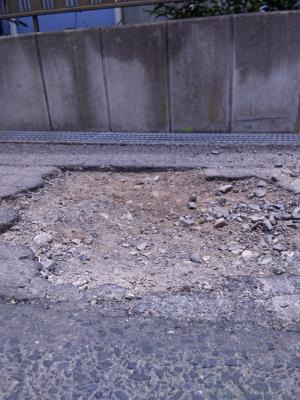 梅の宮道路に穴があいている