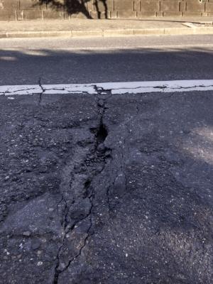 楓町一丁目道路に酷い凹凸がある