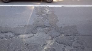 楓町一丁目道路に酷い凹凸がある