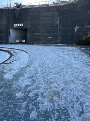 東塩釜駅北側通路が凍結して危険