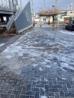 東塩釜駅北側通路凍結融雪剤散布後