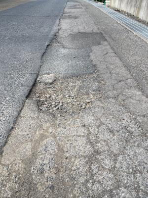 梅の宮　道路に穴があいている