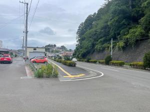 栄町　歩道の植栽が視界を遮り危険