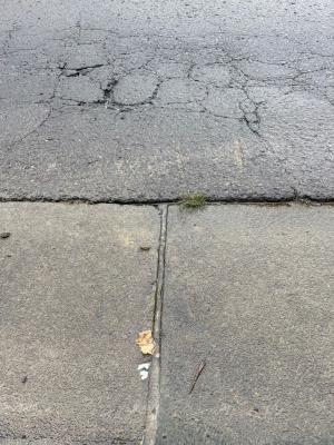 長沢町　道路から漏水している