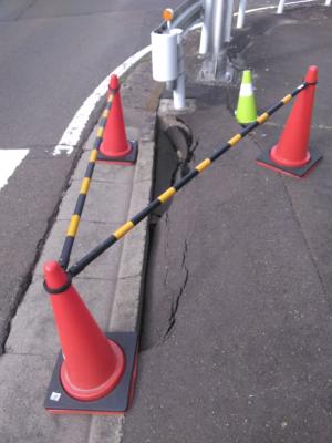 清水沢歩道が陥没している