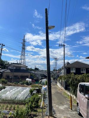 向ヶ丘　街灯の柱が傾いている