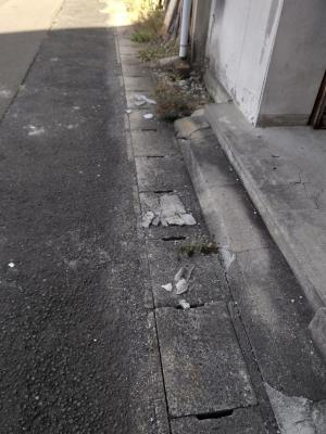 北浜一丁目　建物の外壁が落下している