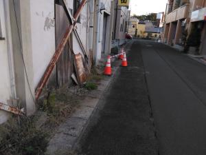 北浜一丁目　建物の外壁が落下している