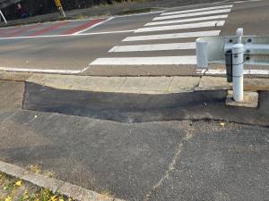 清水沢歩道が陥没している