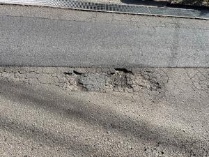 梅の宮　道路に穴が開き始めている