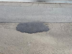 梅の宮道路に穴があいている