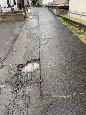 花立町道路に穴が空いている
