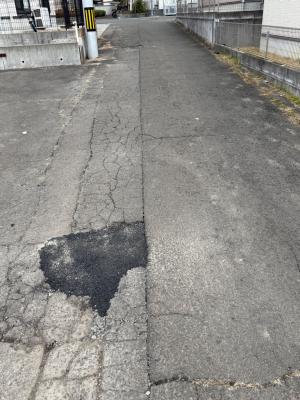 花立町　道路に穴が開いている