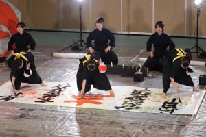 書道パフォーマンスに取り組む原田さん