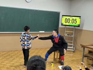 けん玉検定に挑戦する狩野さん