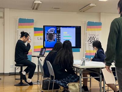 Instagramのショート動画を確認する様子